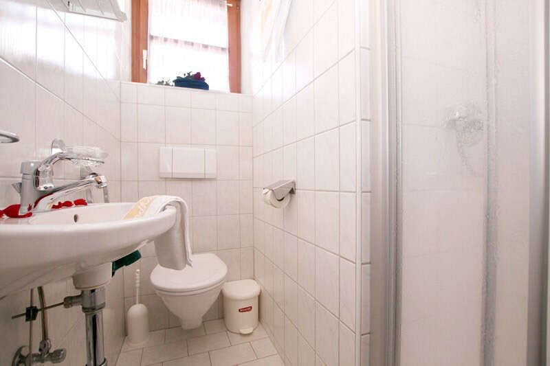 Zimmer 9 mit Dusche und WC im Landhaus Schwarz