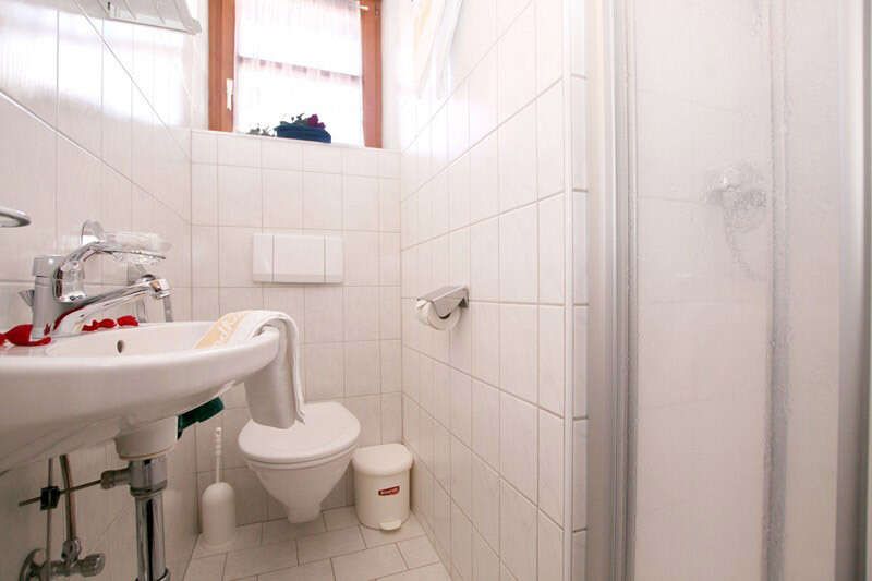 Zimmer 9 mit Dusche und WC im Landhaus Schwarz