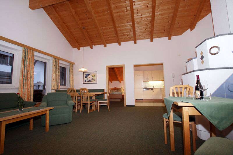 Wohnzimmer mit Kachelofen im Appartement 1 im Landhaus Schwarz in Serfaus