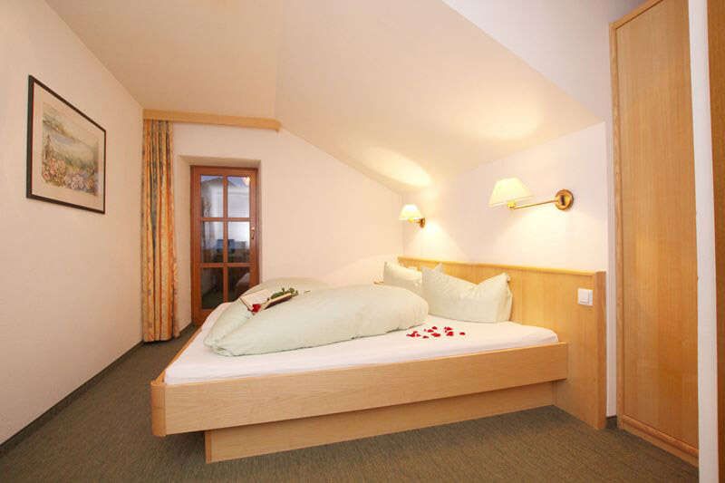 Zimmer 6 mit Doppelbett im Landhaus Schwarz