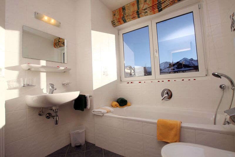 Bathroom with tub and toilet in apartment 3 in the Landhaus Schwarz in Tyrol
