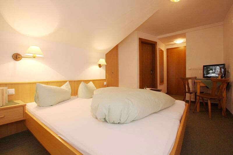 Zimmer 6 mit Doppelbett im Landhaus Schwarz