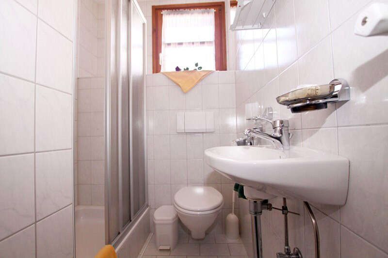 Zimmer 8 mit Dusche und WC im Landhaus Schwarz