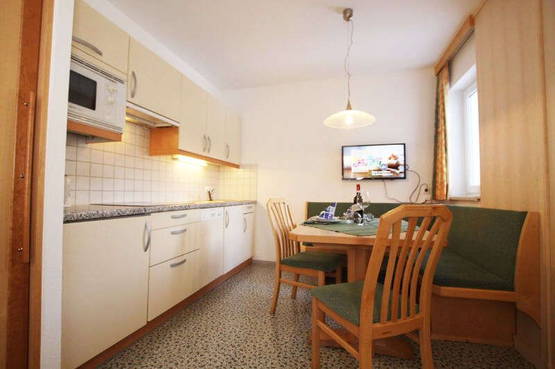 Kitchen with dining area in apartment 4 in the Landhaus Schwarz in Serfaus