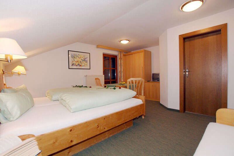 Zimmer 10 mit Doppelbett im Landhaus Schwarz in Serfaus