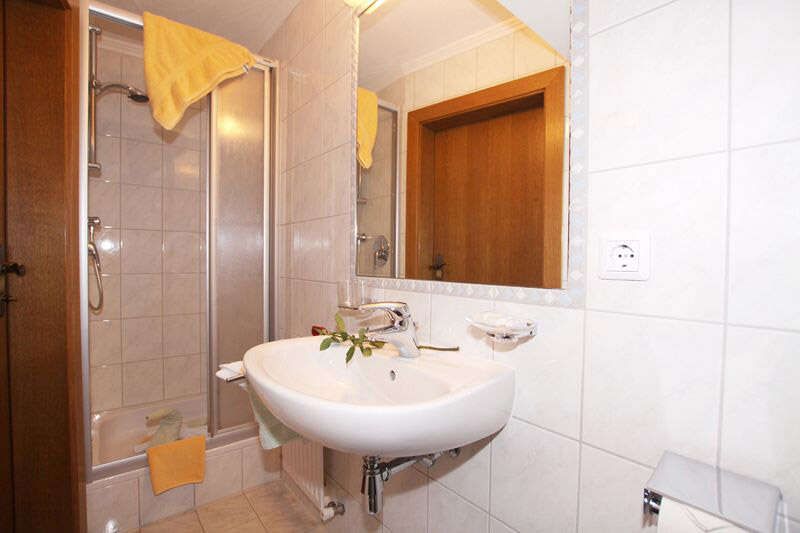 Zimmer 7 mit Dusche und WC im Landhaus Schwarz