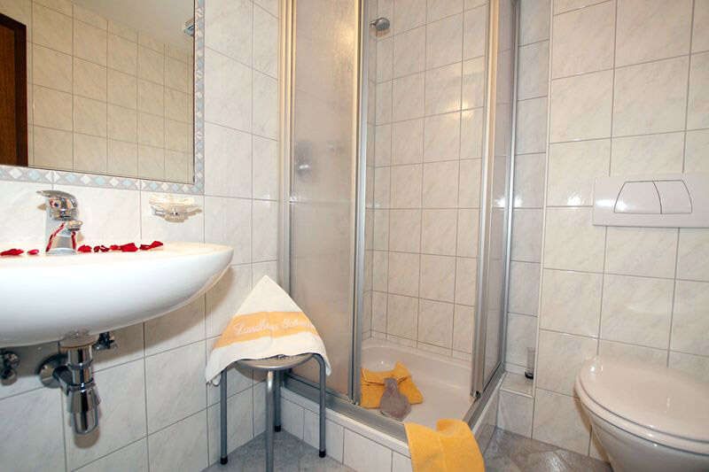 Zimmer 6 mit Bad mit Dusche und WC im Landhaus Schwarz