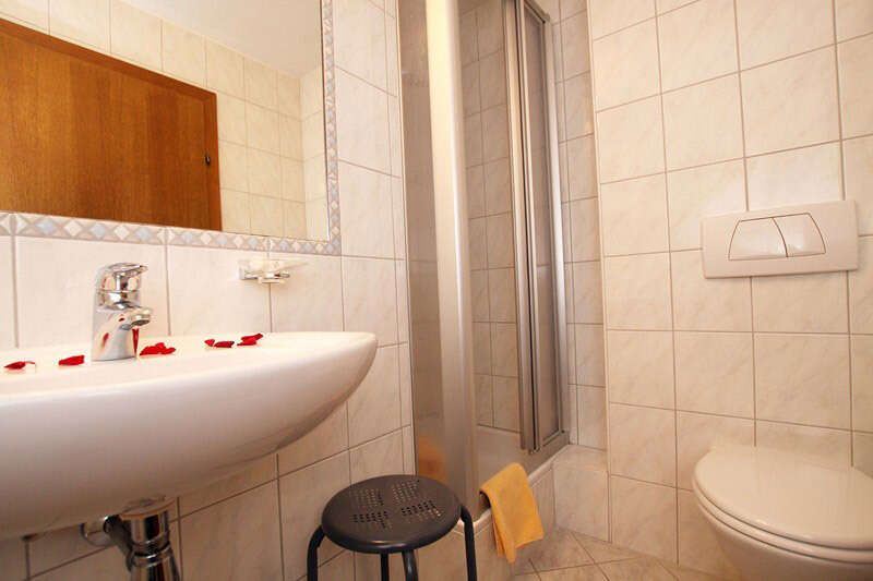 Zimmer 10 mit Dusche und WC im Landhaus Schwarz in Serfaus