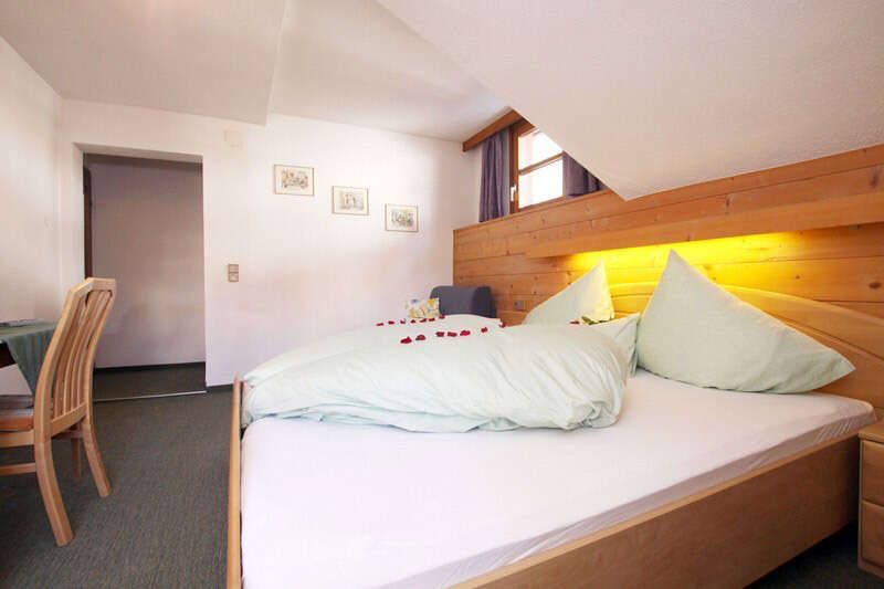 Zimmer 8 mit Doppelbett im Landhaus Schwarz